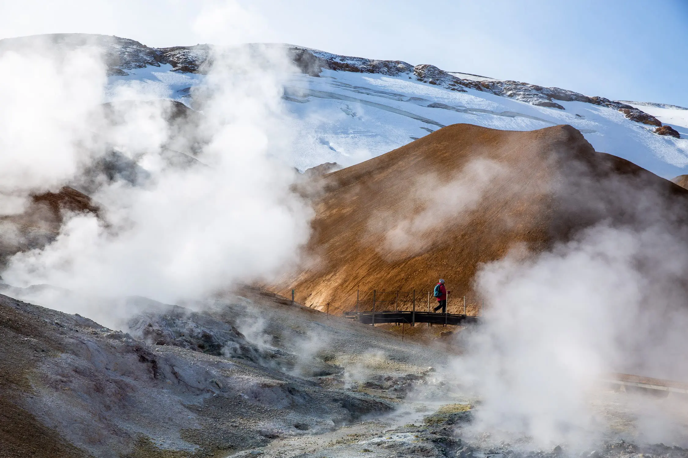 Montagnes du Hveradalir aux couleurs ocres et dans la fumée de la géothermie