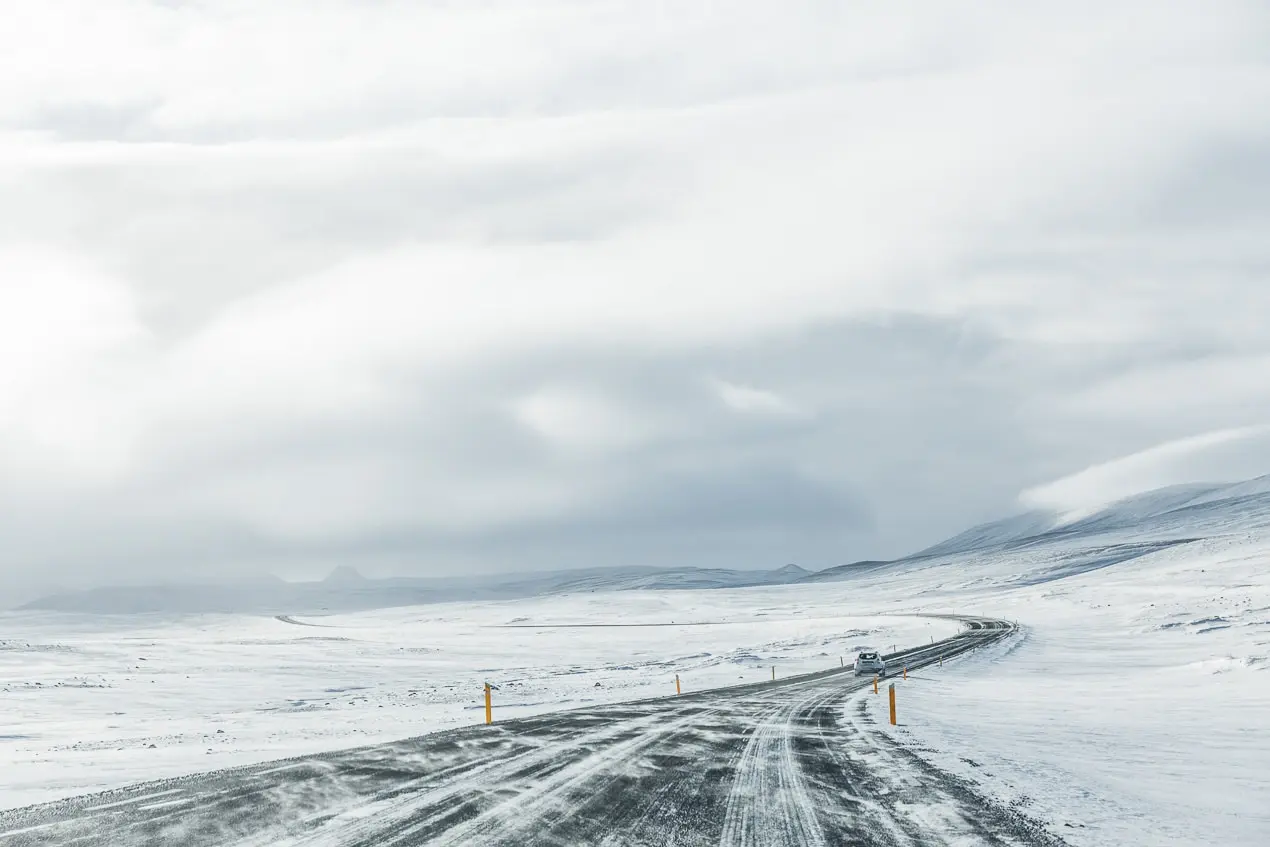 route enneigée dans le nord de l'islande en hiver