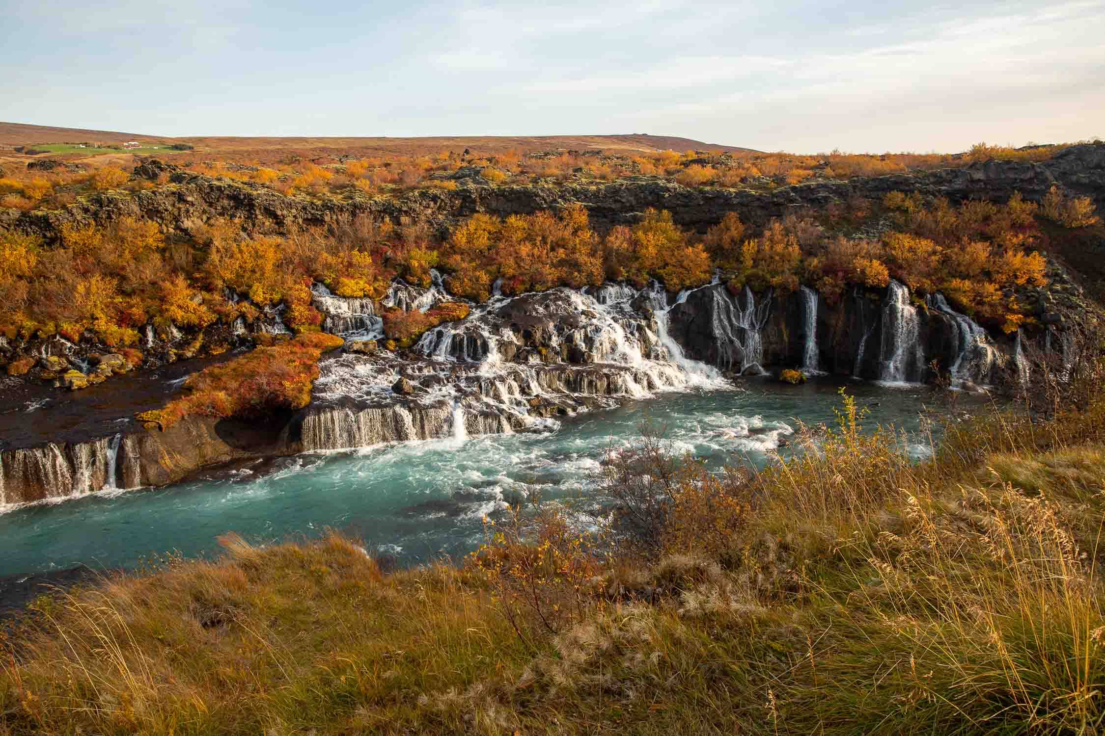 chutes d'eau descendant d'un champ de lave en Islande
