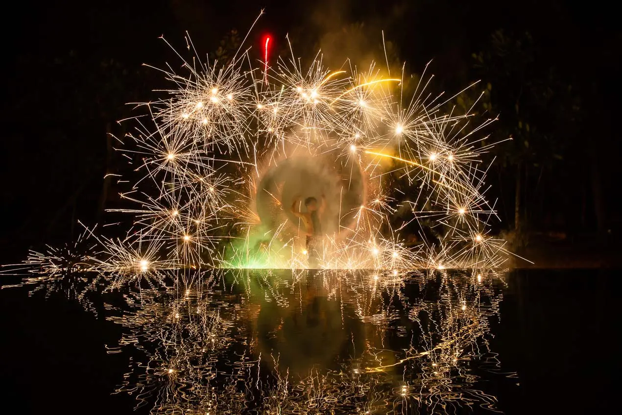 Bouquet final d'un feu d'artifice offert par des jongleurs de feu
