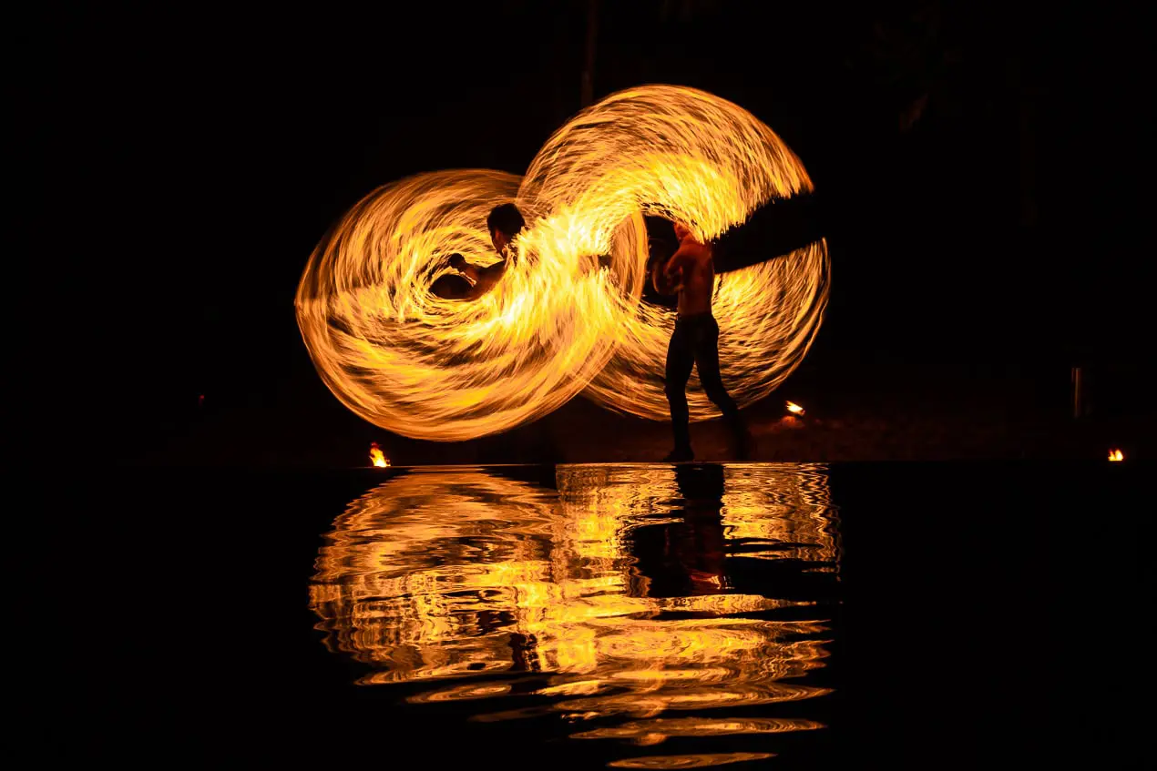 Signe infini formé par un jongleur de feu sur la plage de Khao Lak