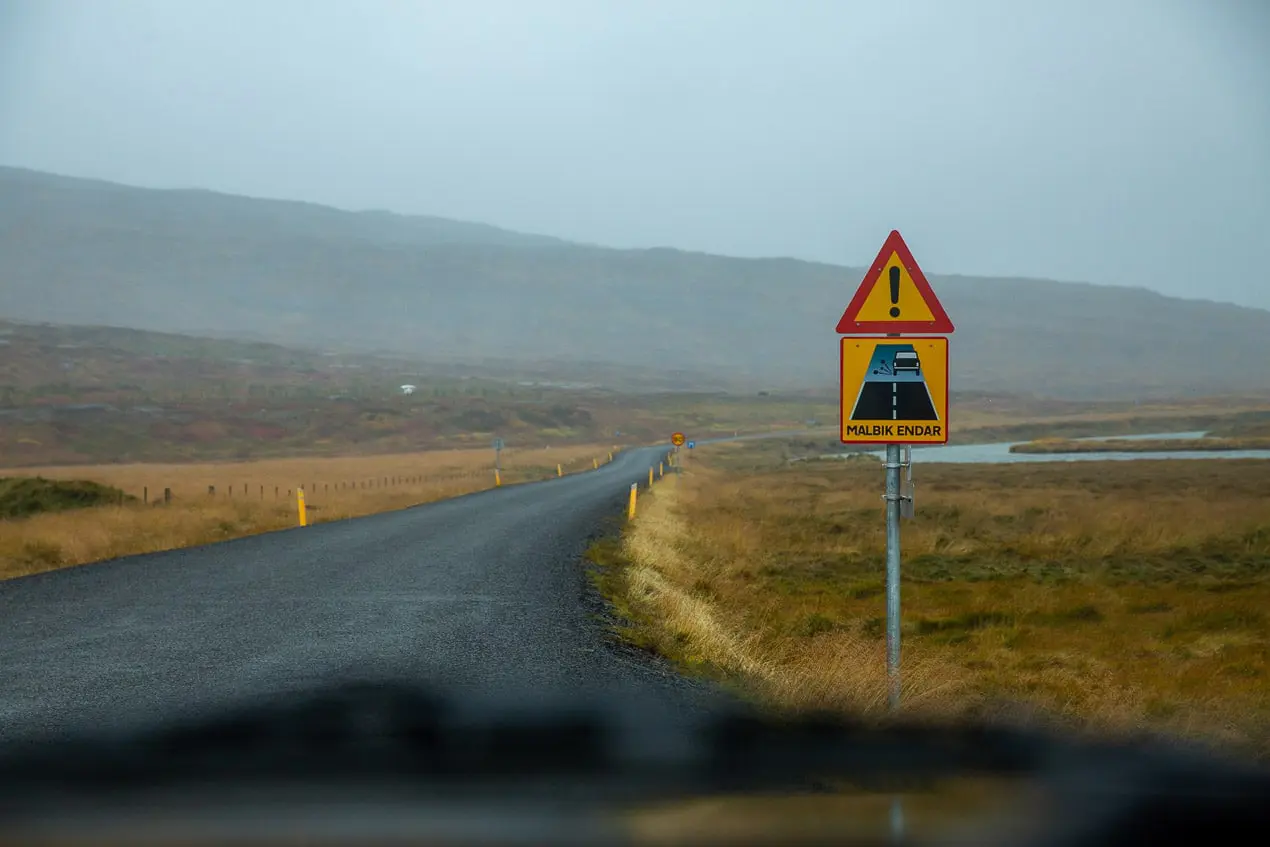 panneau routier islandais signifiant la fin d'une route en asphalte