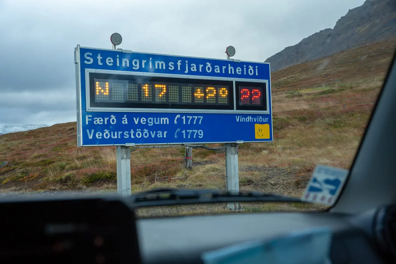 panneau de signalisation de la température et du vent dans les fjords du nord-ouest
