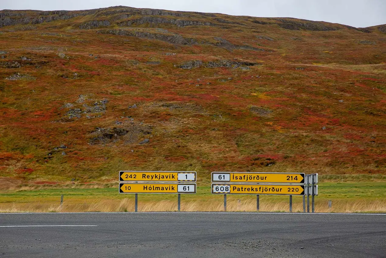 panneaux d'indication des distances dans le nord-ouest de l'islande