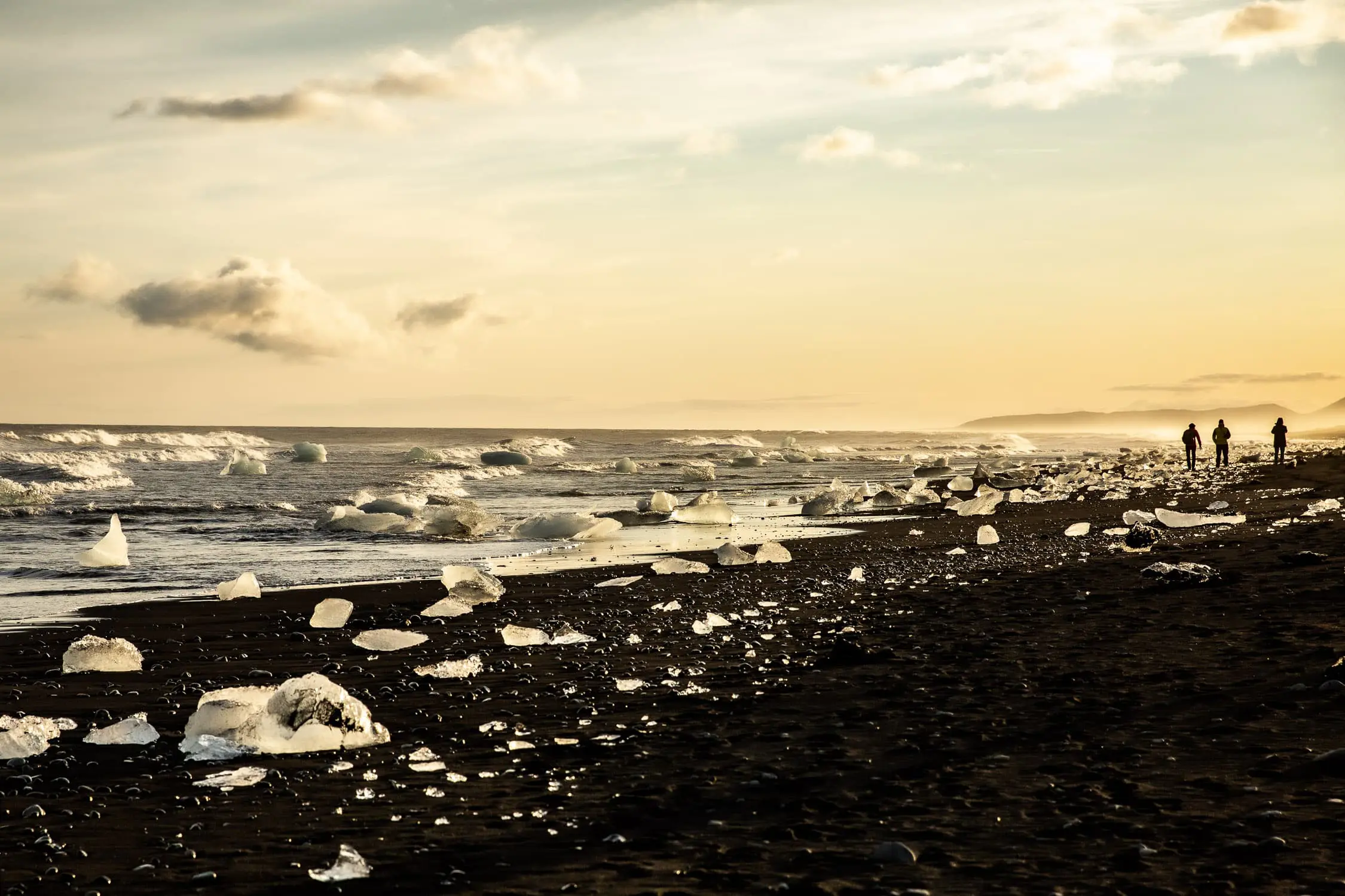 petits icebergs sur plage de sable noir en islande