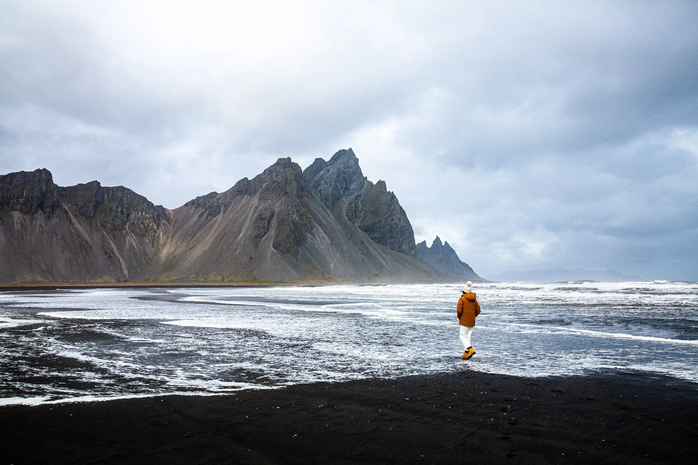 Plage de sable noir avec le Verstrahorn en arrière plan