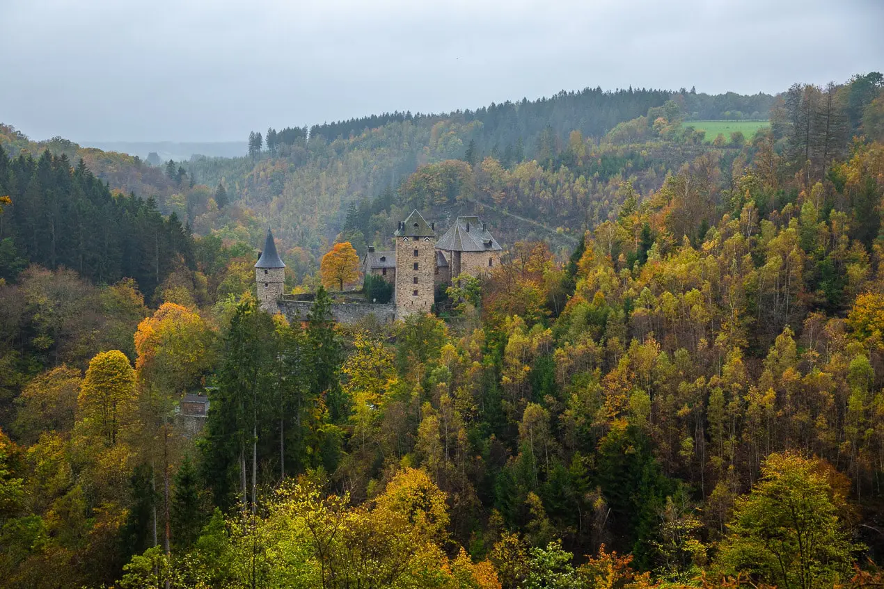 Paysage d'automne autour du chateau de rheinharstein surplombant la vallée de la warche