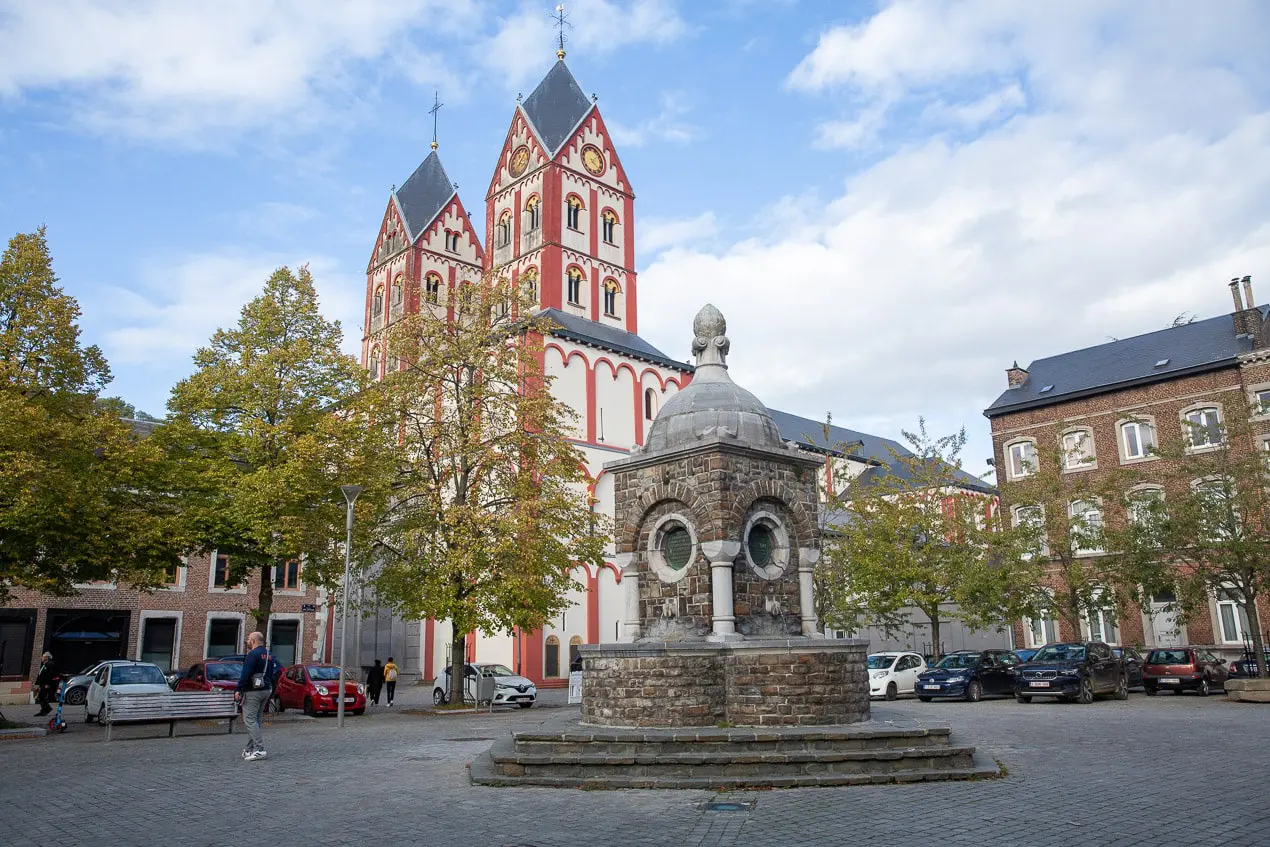 Extérieur de la collégiale Saint Barthélémy