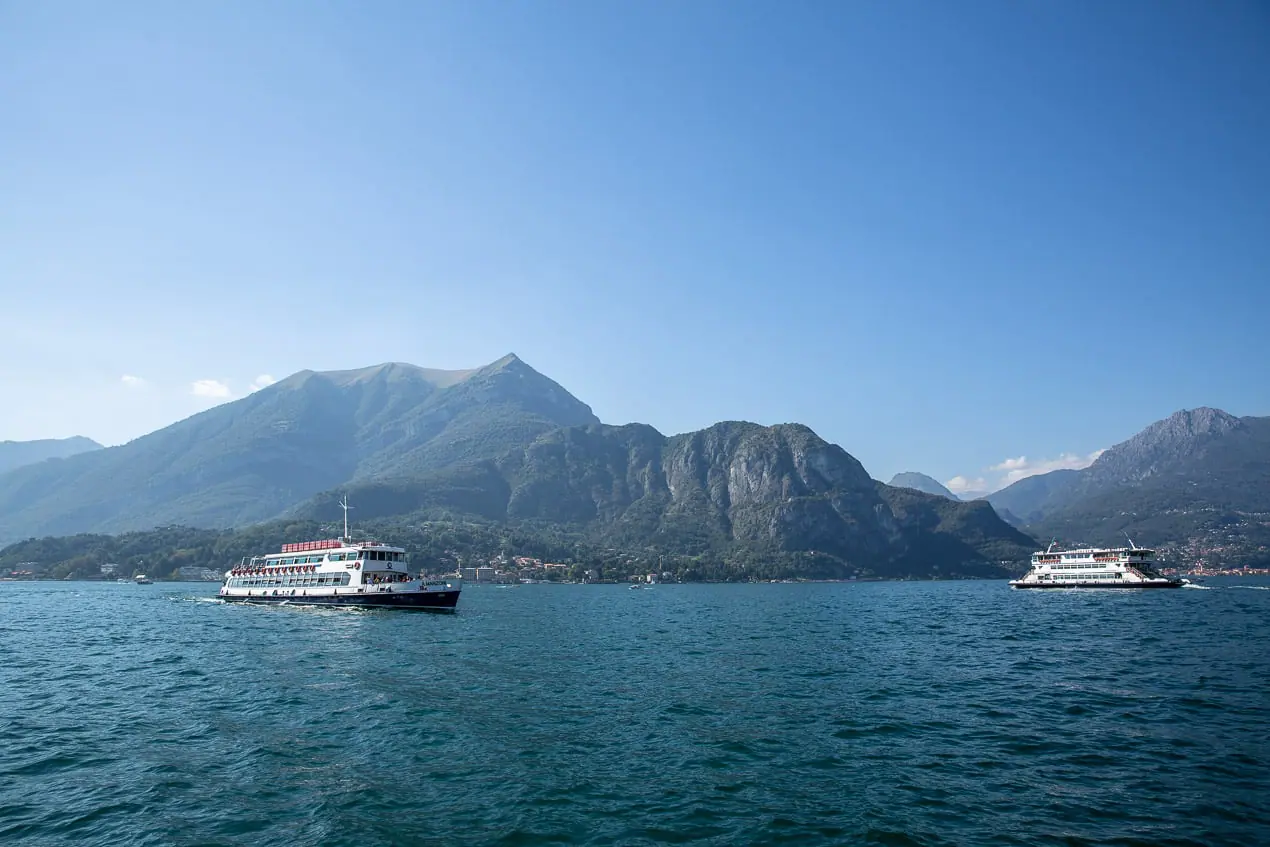 Ferry traversant le lac de Côme dans un paysage de collines