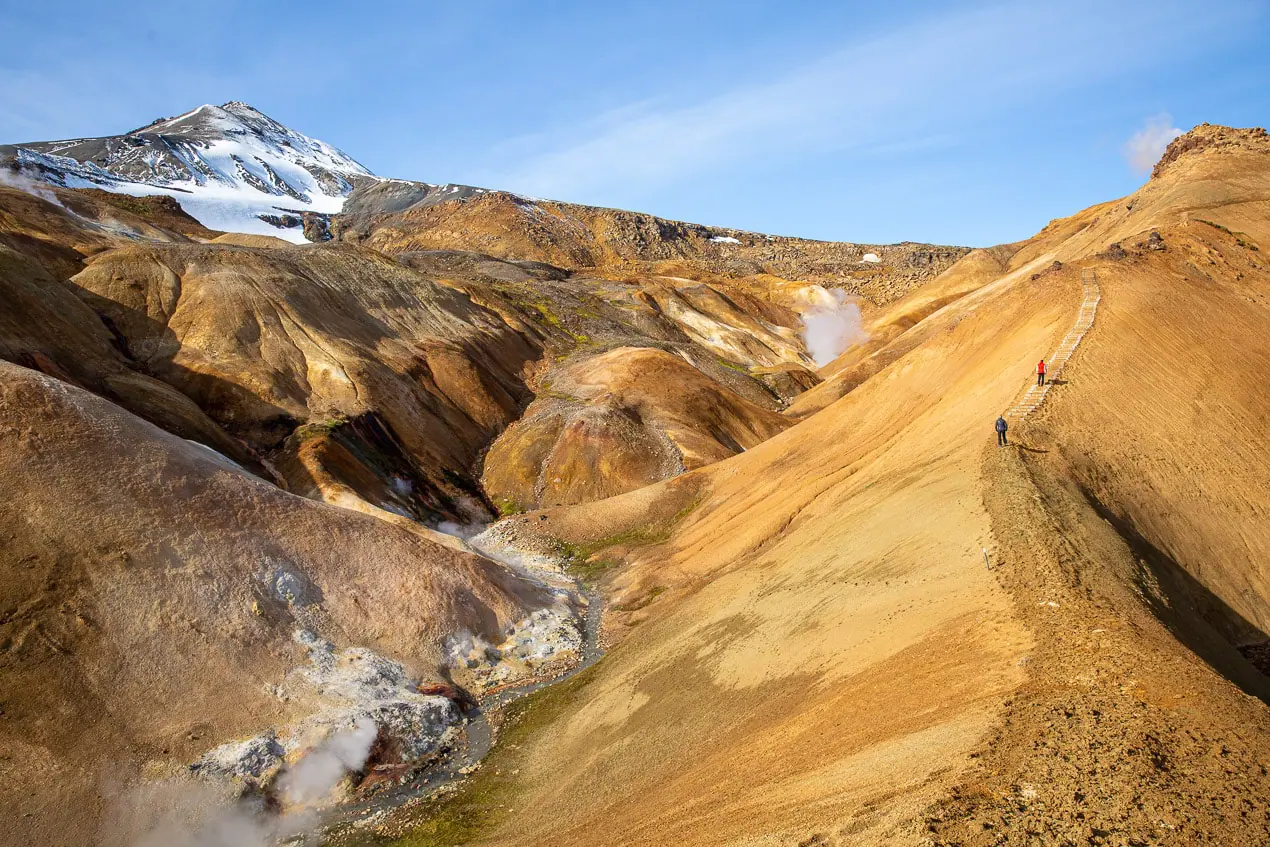 montagnes ocres parsemées de neige dans le centre de l'Islande