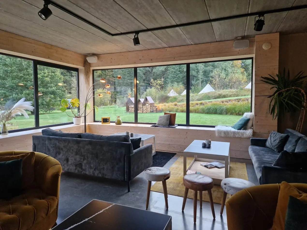 salon cosy d'un hôtel ouvert sur la nature