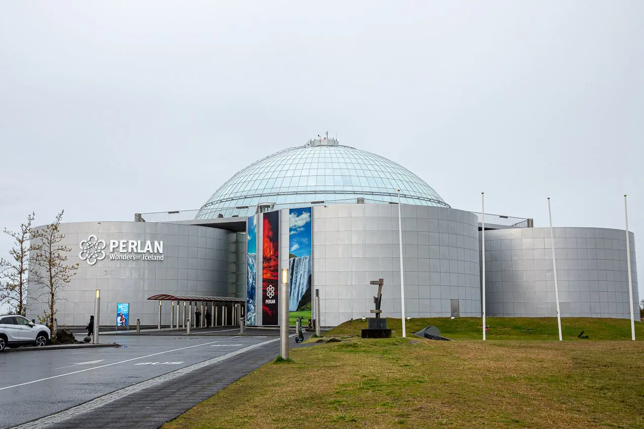 Extérieur du musée Perlan, l'ancien réservoir géothermique de Reykjavik