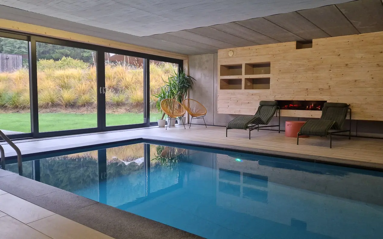 Piscine intérieure ouverte sur la nature