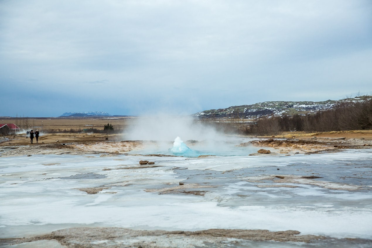Le geyser de stokkur avant explosion