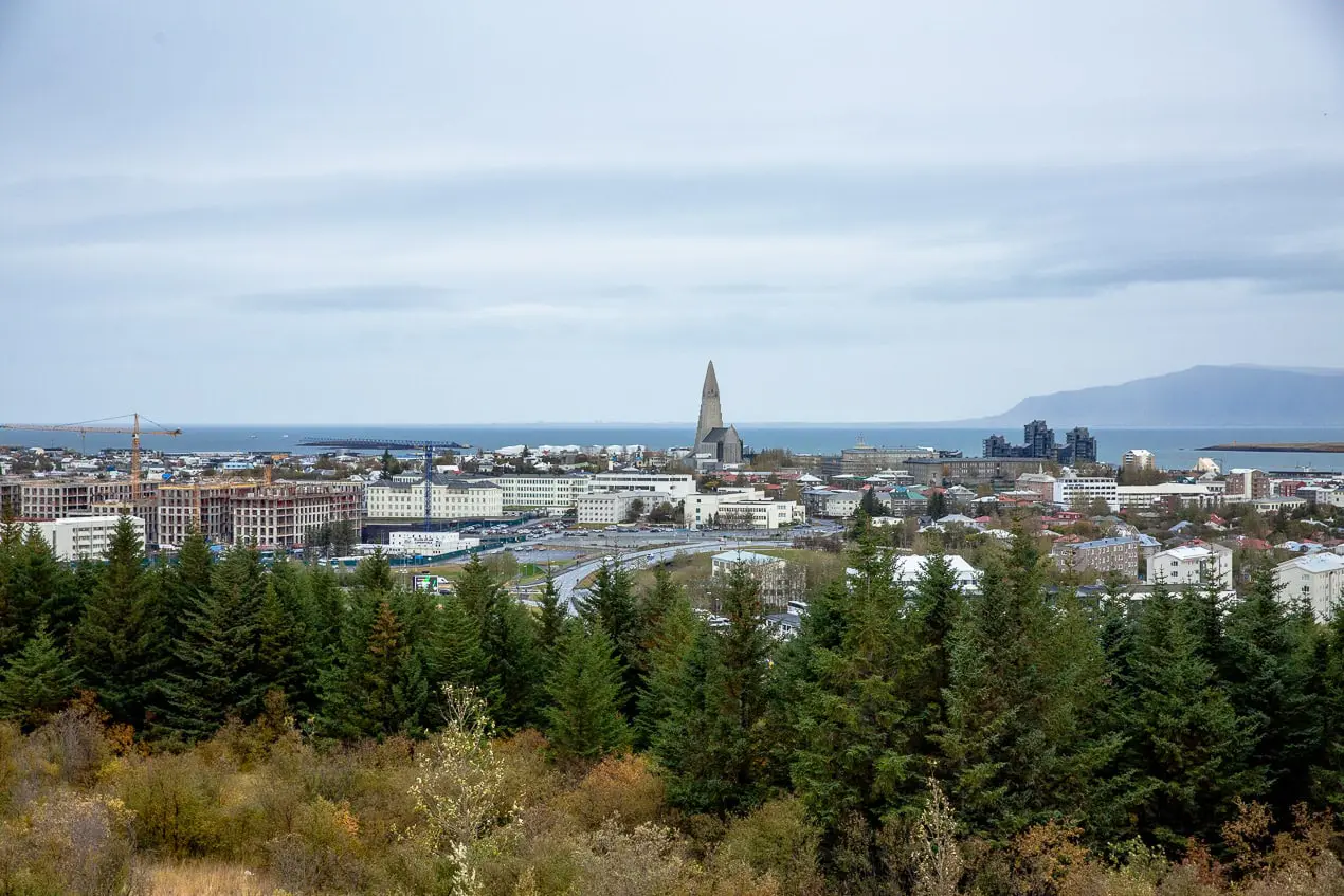 vue sur les toits de Reykjavik et le clocher de l'église Hallgrímskirkja depuis la terrasse panoramique du Perlan