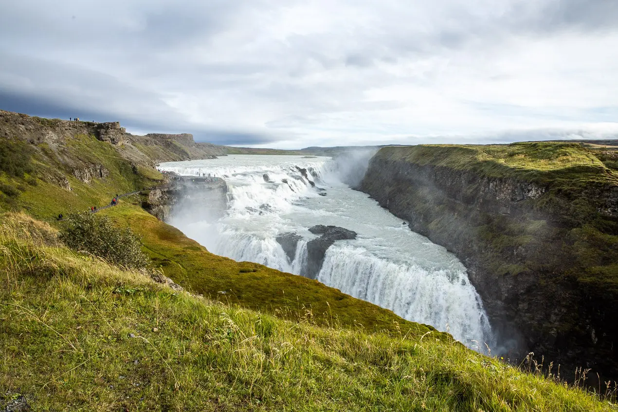 l'eau descendant de la rivière Hvita dans les chutes de Gullfoss
