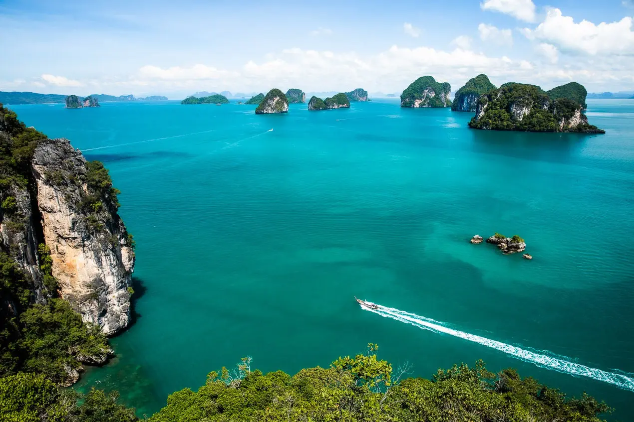 eaux turquoises et rochers karstiques en thailande