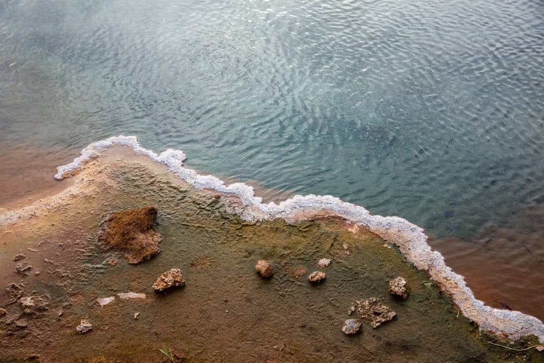 Bordure d'un geyser souffrée à Geysir en Islande
