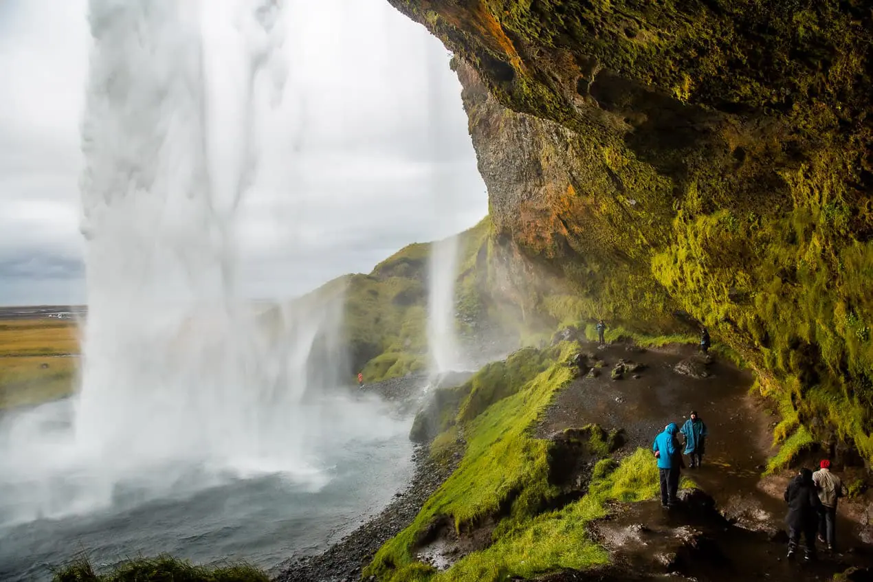 grotte à l'arrière de Seljalandsfoss