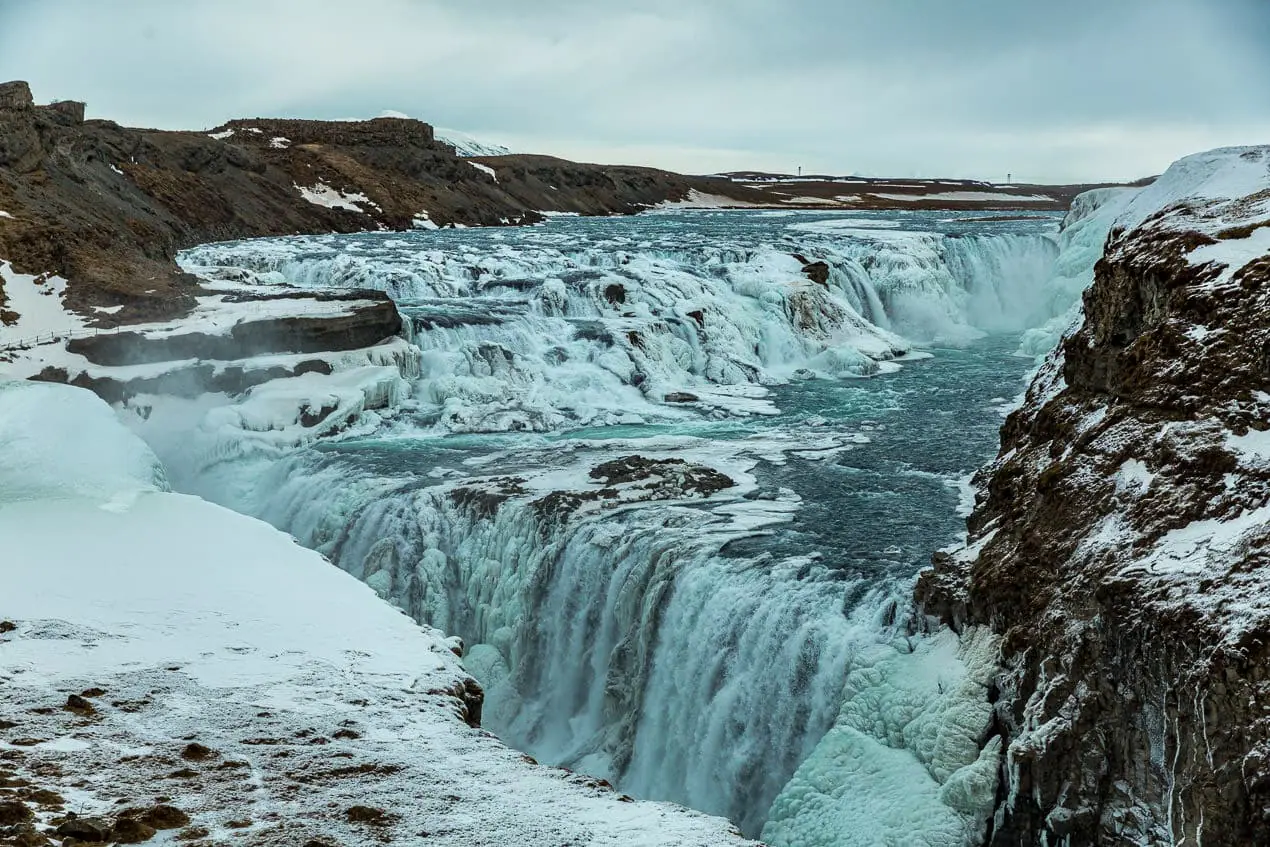 cascade gelée et enneigée en Islande