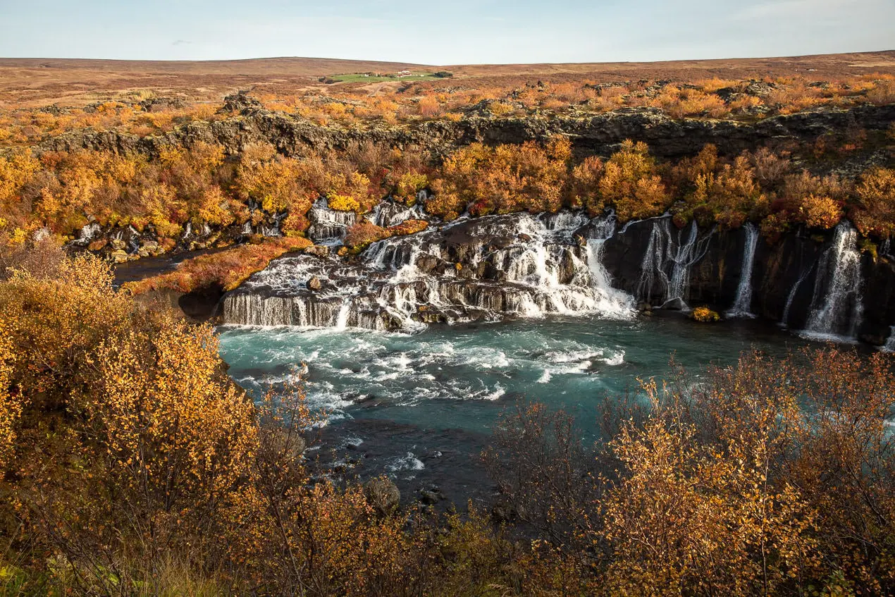 cascade de hraunfossar en Islande sous des couleurs d'automne