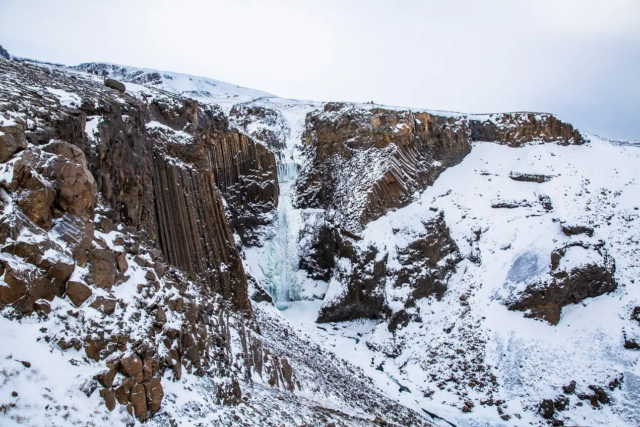 cascade de litlanesfoss et ses orgues basaltiques dans la neige et la glace