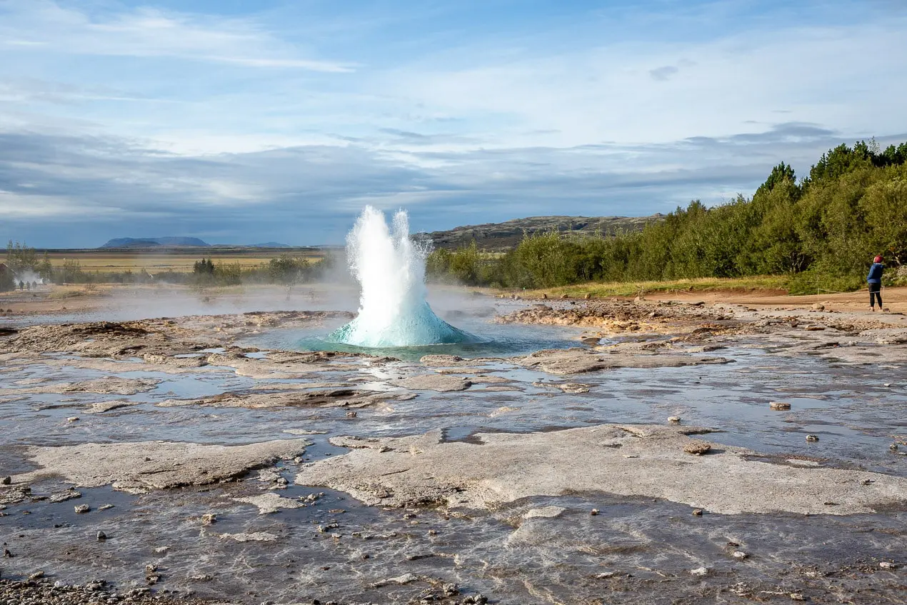 Geyser en explosion dans le cercle d'or en islande