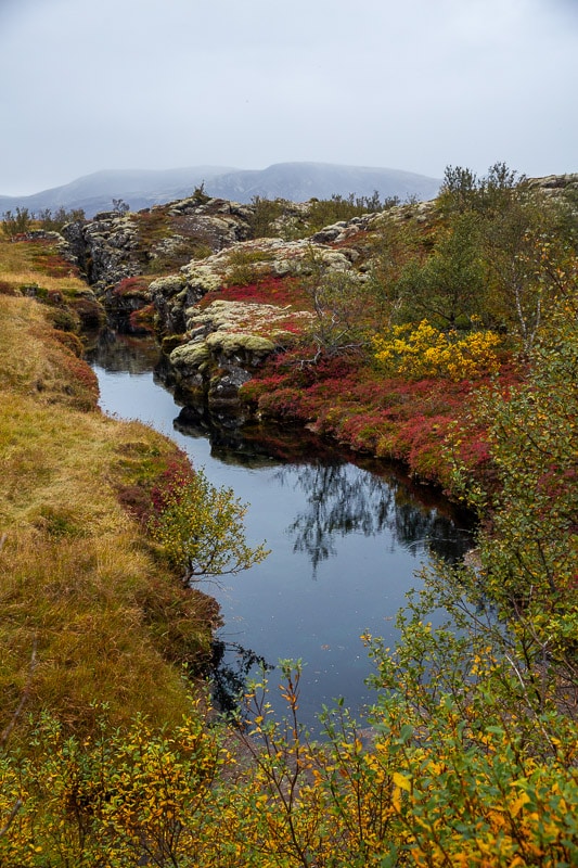 la faille de silfra sous des couleurs d'automne