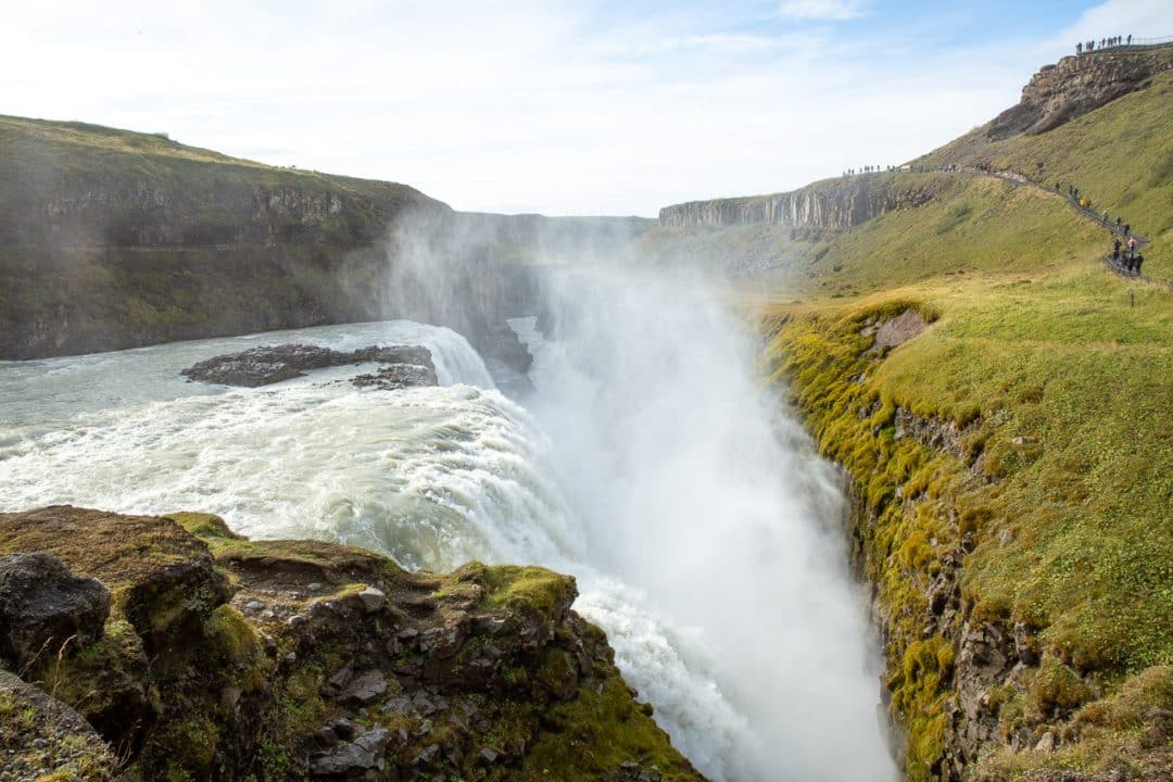 vapeur d'eau remontant de la gorge de la chute de Gullfoss en Islande