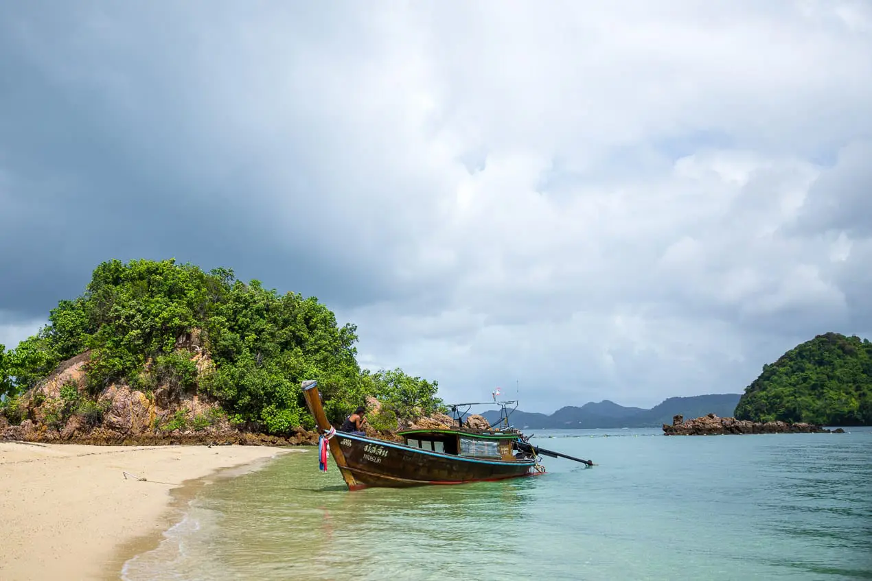 long tail boat dans la mer d'Andaman
