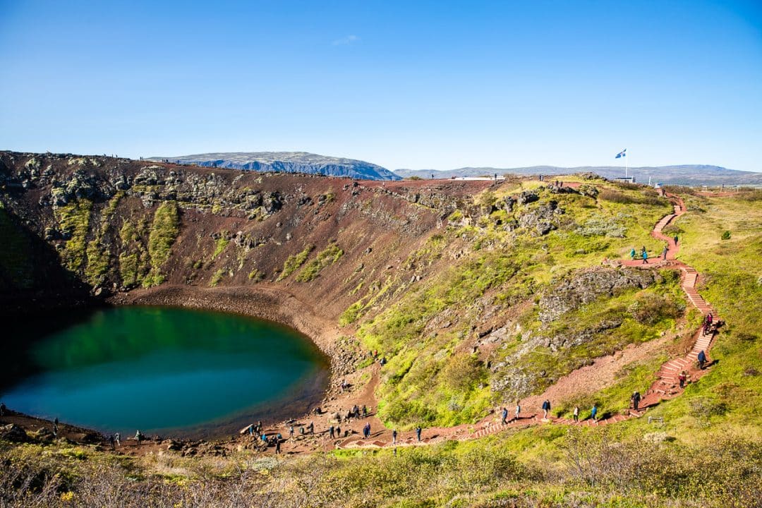 personnes se baladant à l'intérieur du cratère de Kerid