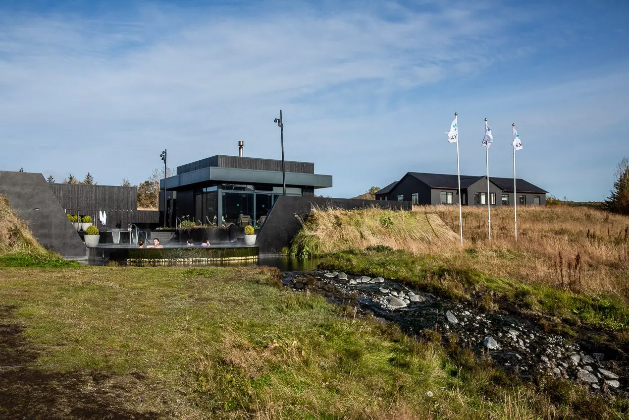 extérieur du spa Krauma dans les fjords de l'ouest