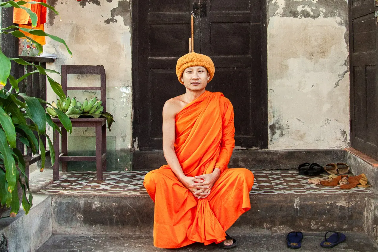 moine assis sur les marches de sa résidence à Chiang Mai
