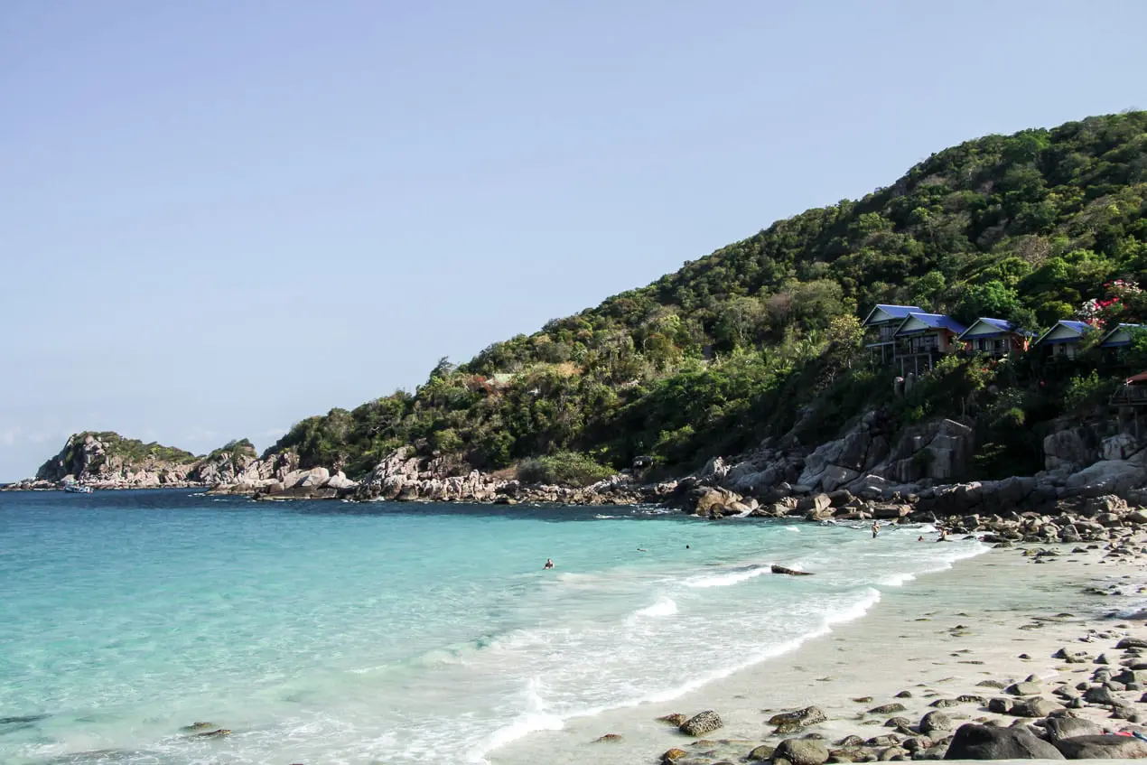 plage aux eaux cristallines sur l'île de Koh Tao dans le golfe de thailande