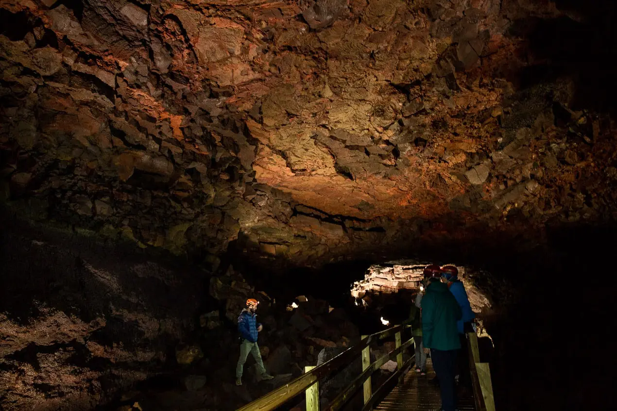 Intérieur d'un tunnel de lave aménagé pour les visites en Islande