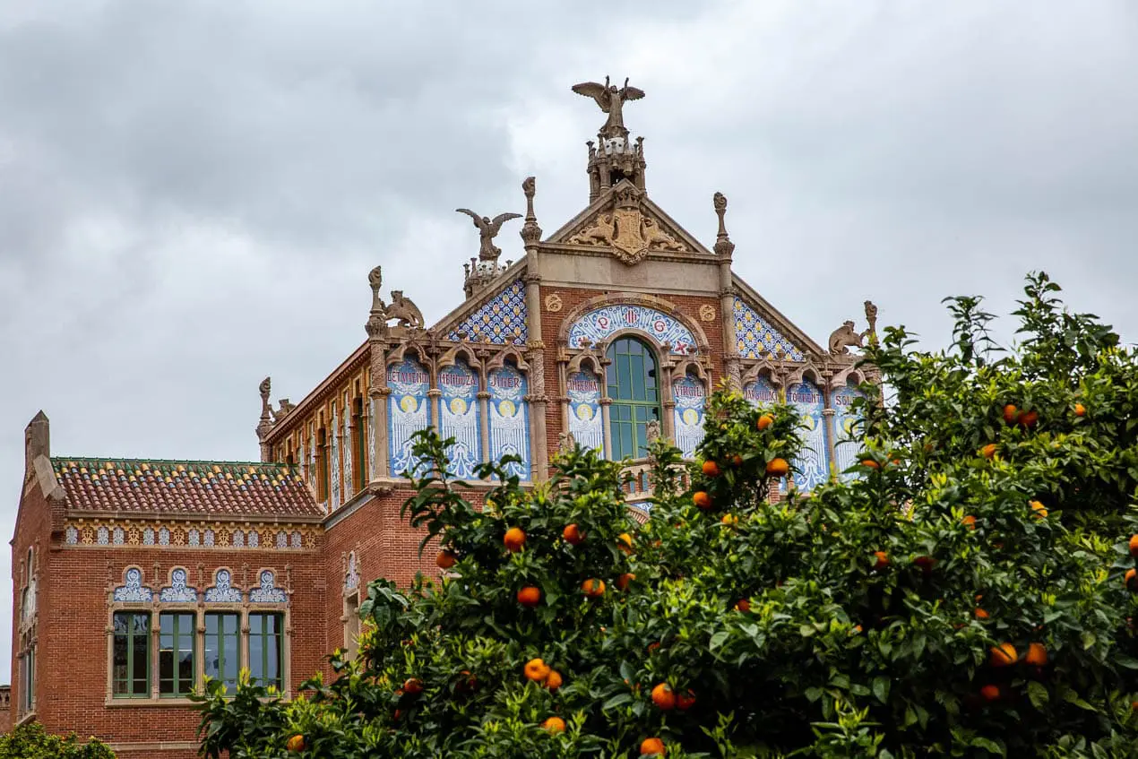 façade moderniste de l'hopital Sant Pau de Barcelone