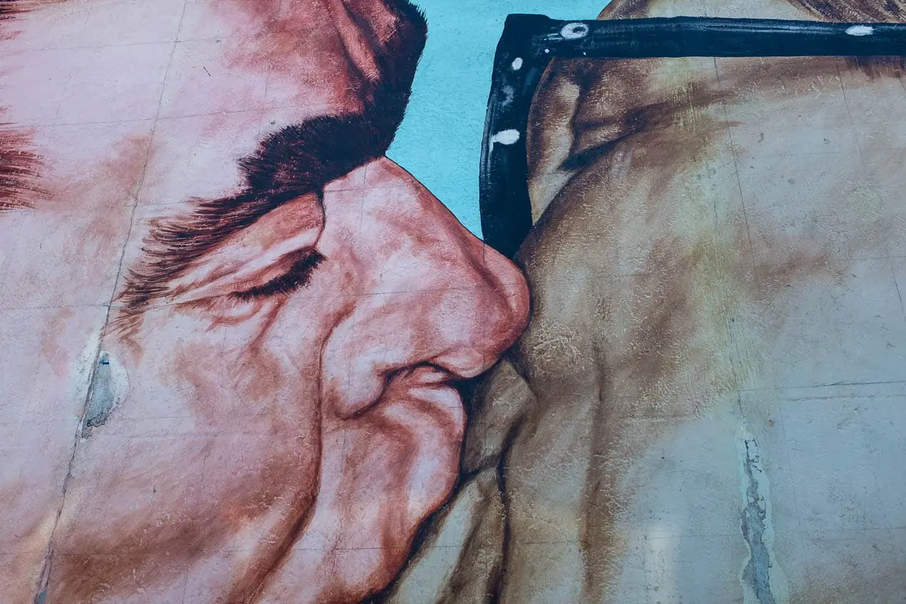 le baiser de la east side gallery sur le mur de Berlin
