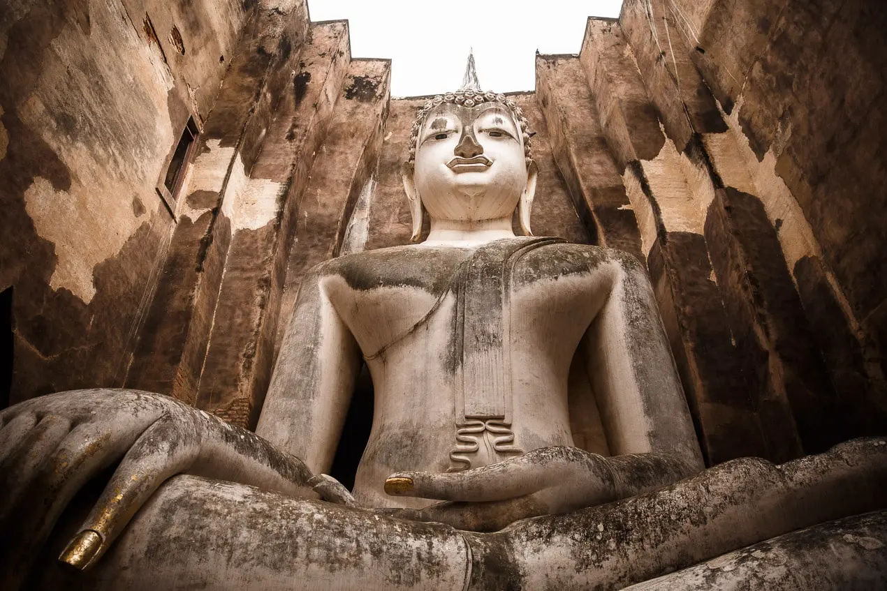 bouddha assis de 15m de haut dans un temple de thailande