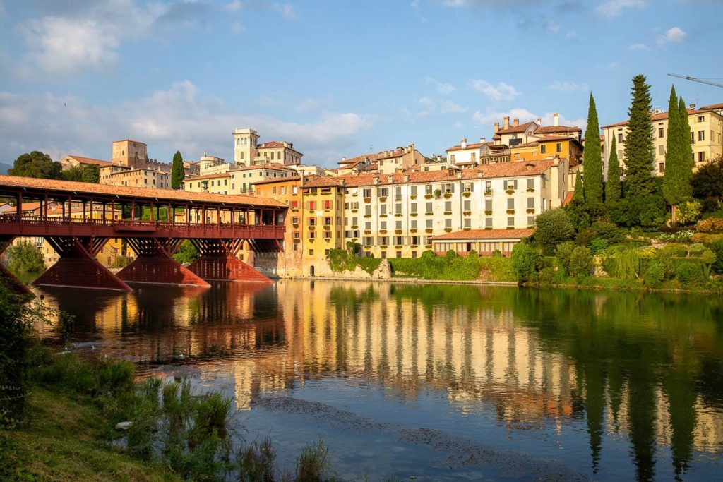 Ponte degli Alpini et les maisons colorées de Bassano del Grappa, Vénétie