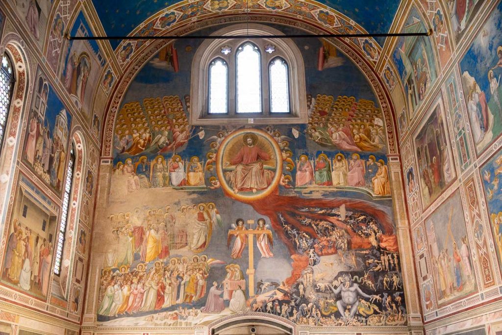 Intérieur de la chapelle des Scrovegni à Padoue peinte par Giotto
