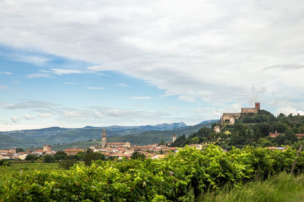 forteresse et remparts du village de Soave en Italie du nord