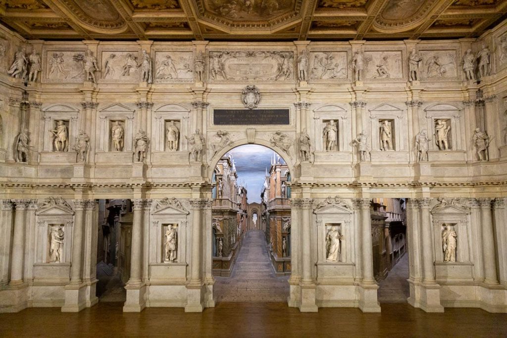 intérieur du théâtre mi-antiquité, mi-temps modernes réalisé par l'achitecte italien Palladio
