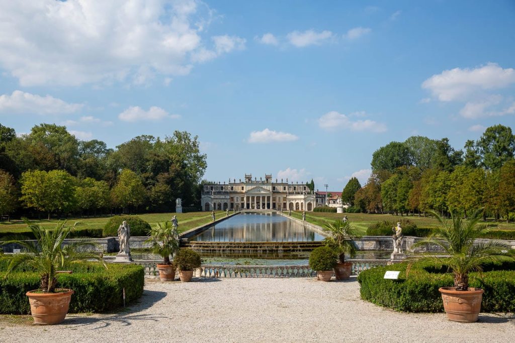 Jardins avec bassin de la villa Pisani dans la vallée de la Brenta