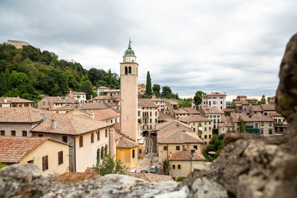 Clocher et maisons colorées du village d'Asolo en Vénétie