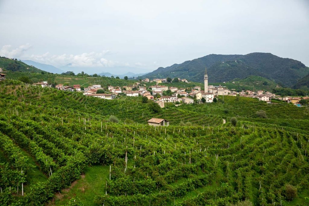 village au coeur des vignes des cartizze sur la route du prosecco