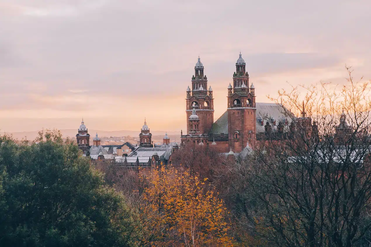 Kelvingrove Art Gallery and Museum à Glasgow sous une ambiance d'automne