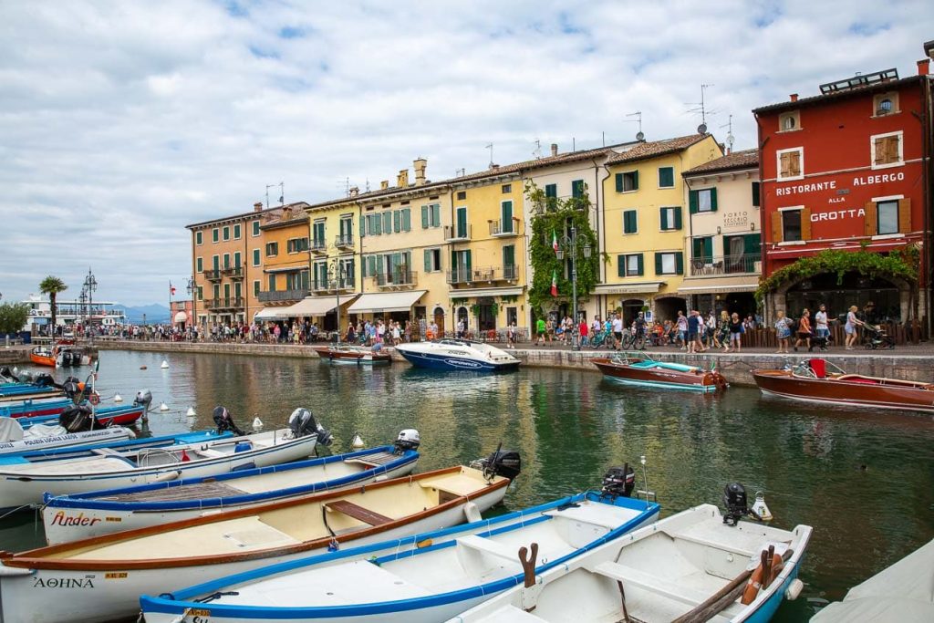Port de Lazise, village aux maisons colorées sur les rives du lac de garde