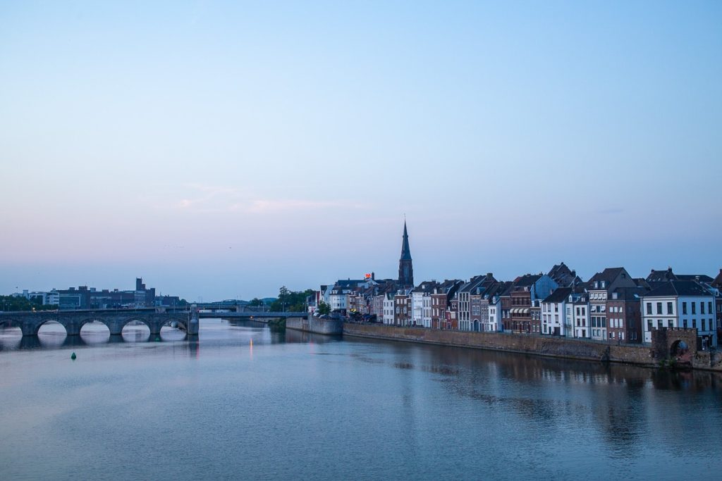 Rives de la Meuse dans la ville européenne de Maastricht