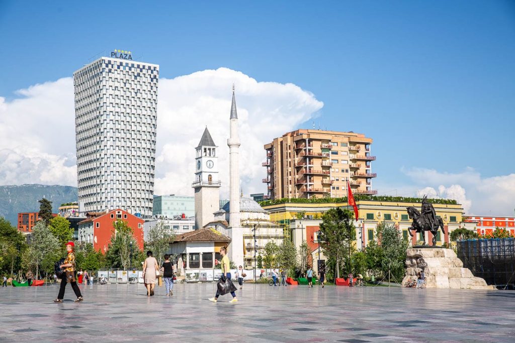 architecture de la place Skanderberg à Tirana