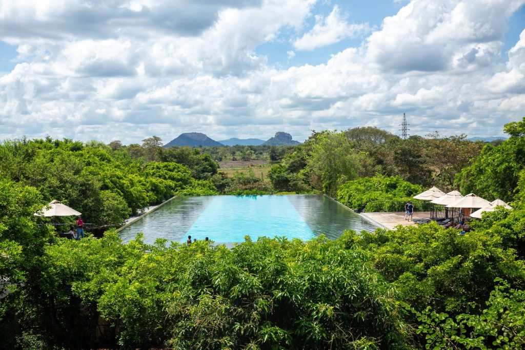 Piscine avec vue sur Sigiriya